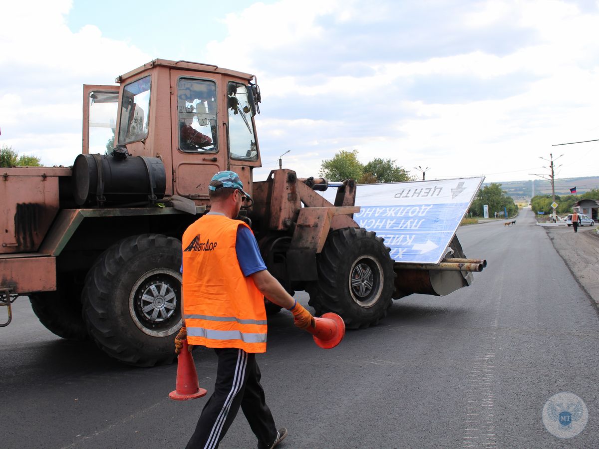 Специалисты ГУП ДНР «Автодор» устанавливают новые дорожные знаки маршрутного ориентирования